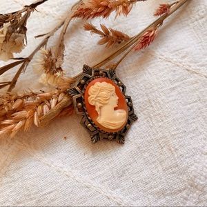 Vintage Cameo Brooch Pin